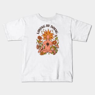 Flower Power Meditation: Loving by doing Kids T-Shirt